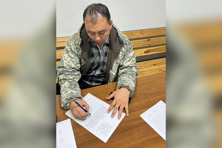 В Бишкеке пьяного пассажира вытолкнули из автобуса