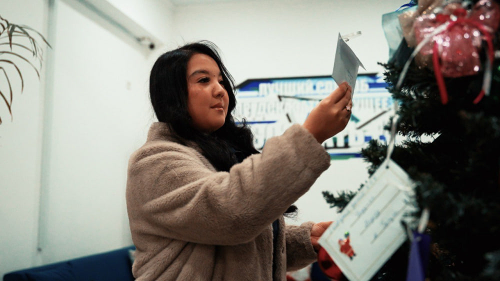 «Елка желаний» в Бишкеке: как исполнить мечту ребенка из детского дома