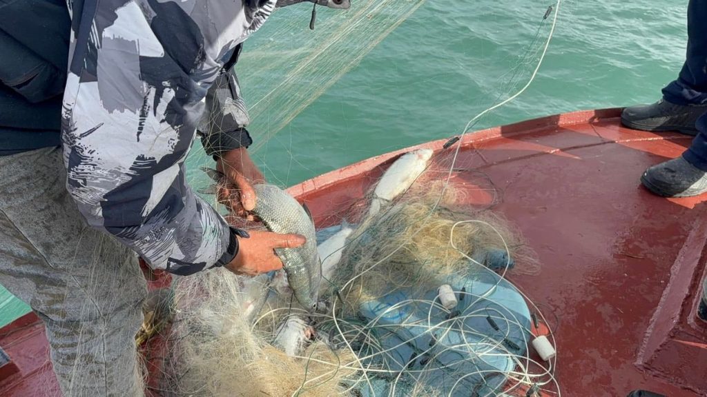 Со дна Иссык-Куля подняли более 43 тонн мусора: отчет МЧС