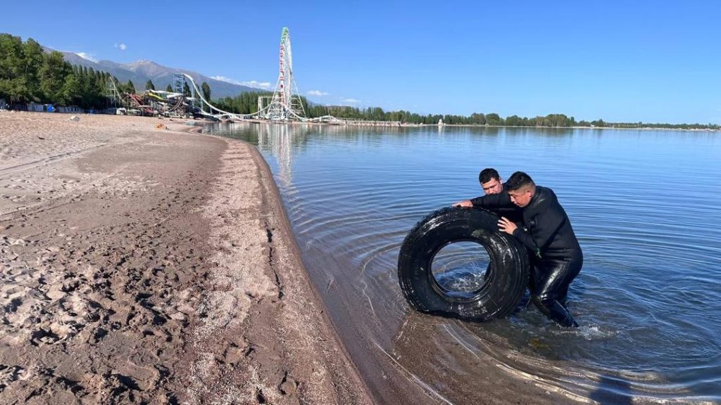 Со дна Иссык-Куля подняли более 43 тонн мусора: отчет МЧС