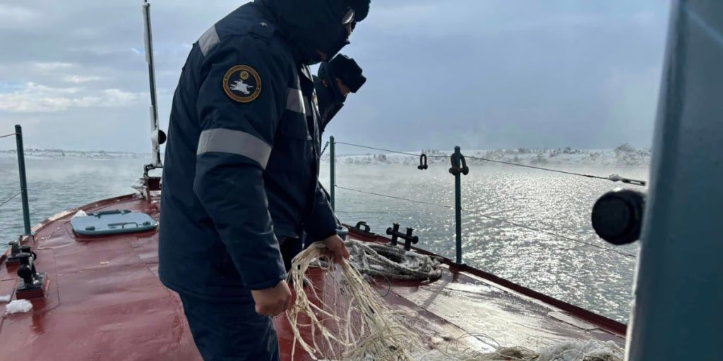 Со дна Иссык-Куля подняли более 43 тонн мусора: отчет МЧС