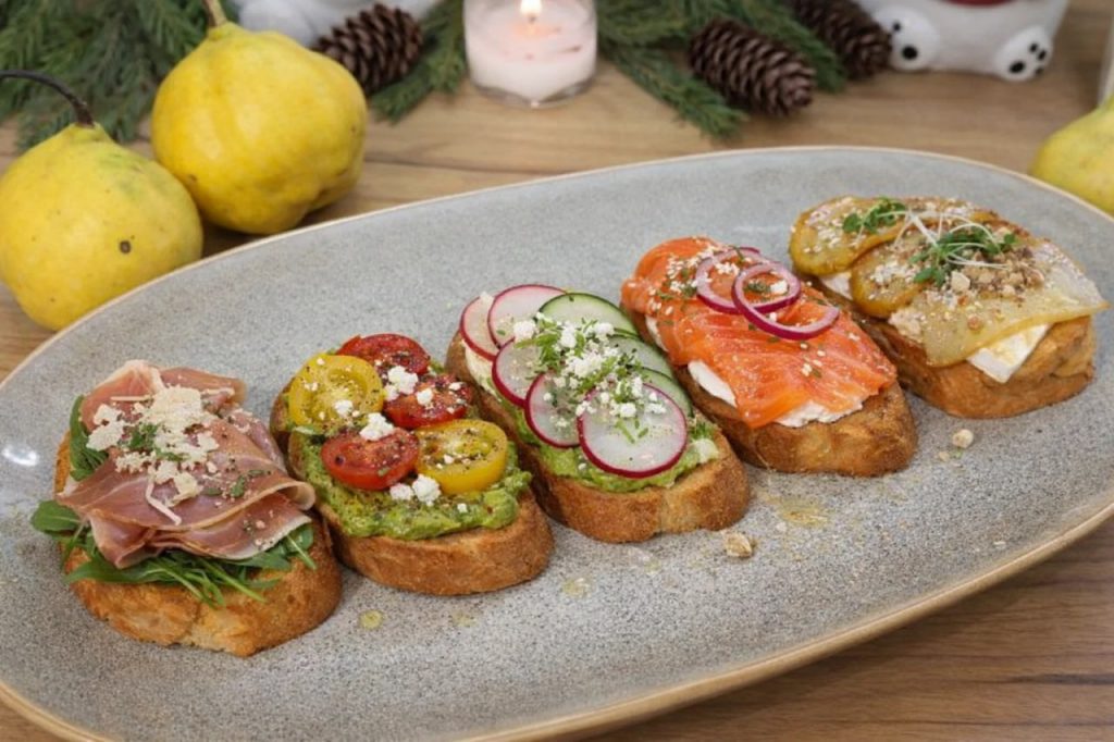 Праздничные канапе и брускеты к Новому году: ТОП лучших
