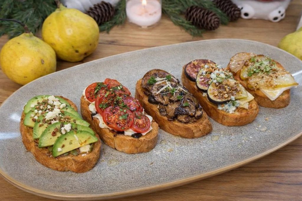 Праздничные канапе и брускеты к Новому году: ТОП лучших