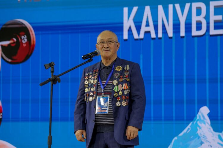 В Бишкеке проходит турнир по тяжелой атлетике
