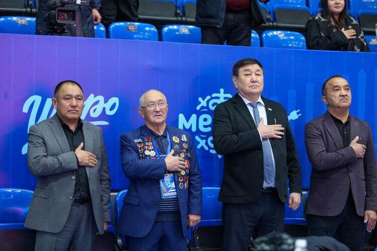 В Бишкеке проходит турнир по тяжелой атлетике