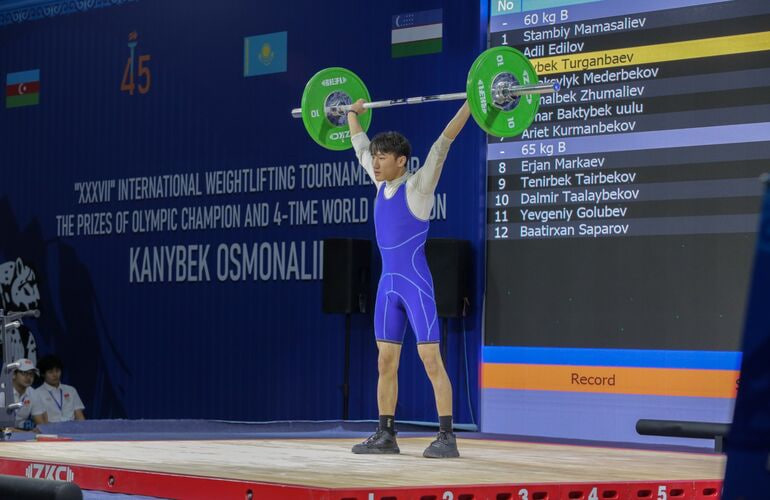 В Бишкеке проходит турнир по тяжелой атлетике