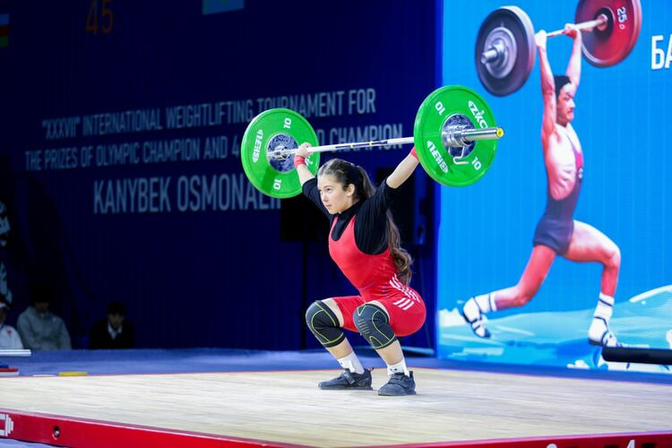 В Бишкеке проходит турнир по тяжелой атлетике
