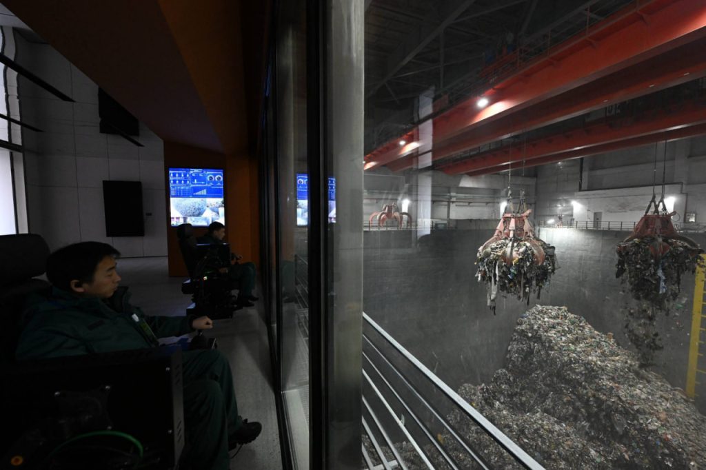 В Бишкеке открыли завод по выработке энергии из мусора