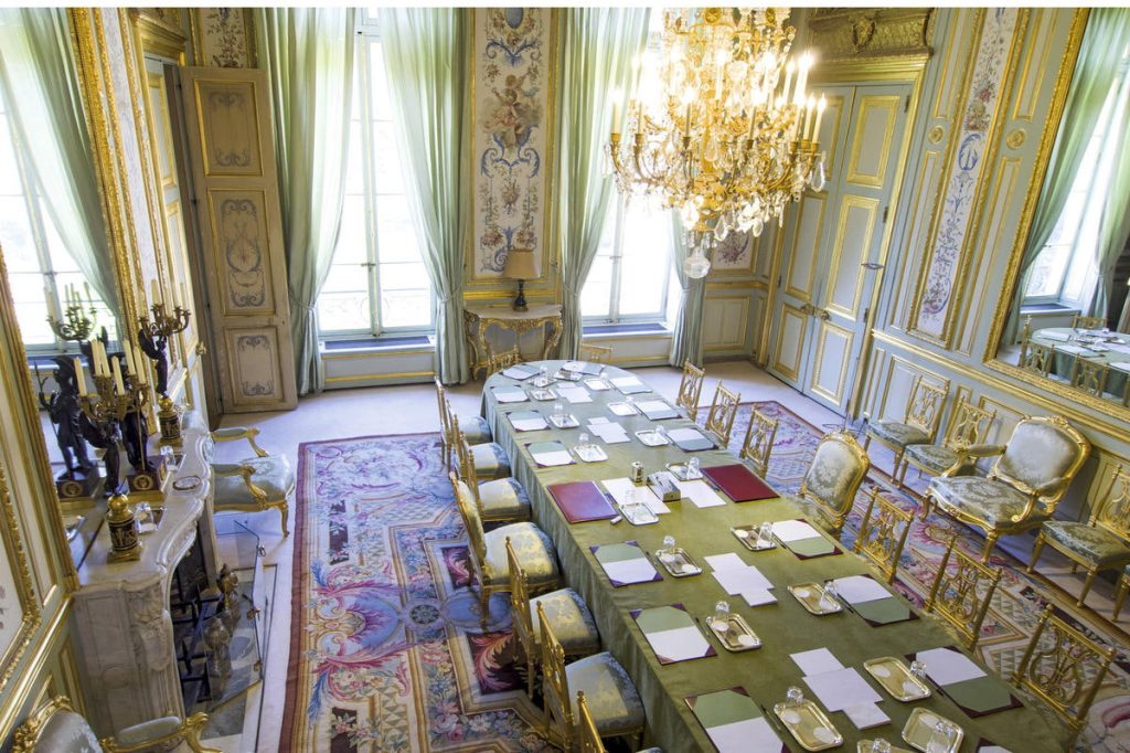 Сотрудник Елисейского дворца украл столового серебра на €40 тысяч