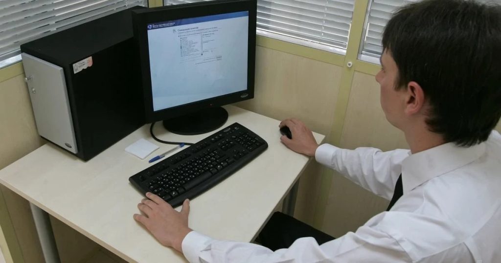 Мигранты в РФ будут проходить языковой экзамен на ПК