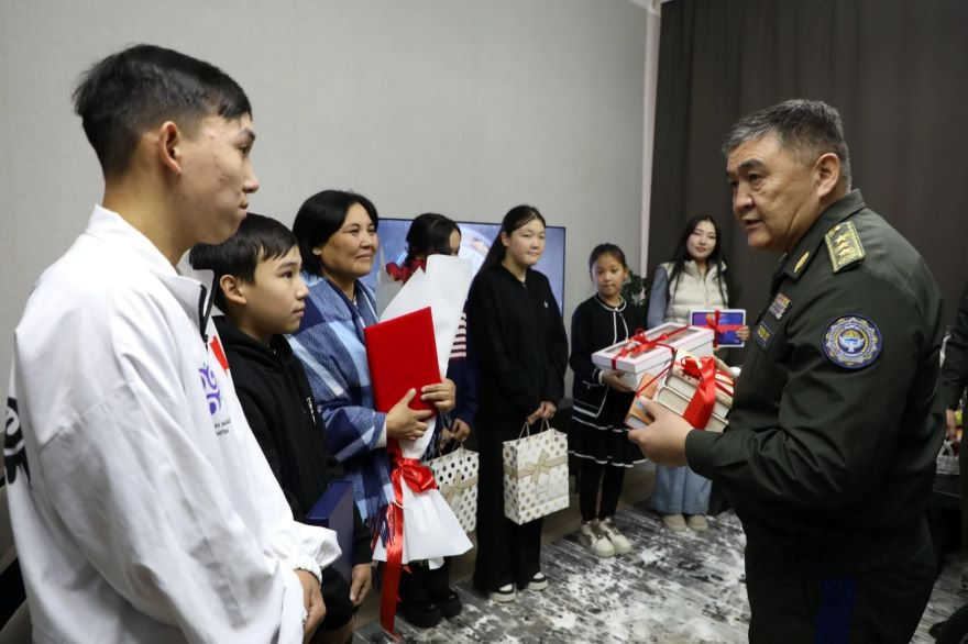 Глава ГКНБ передал квартиру многодетной семье в Караколе