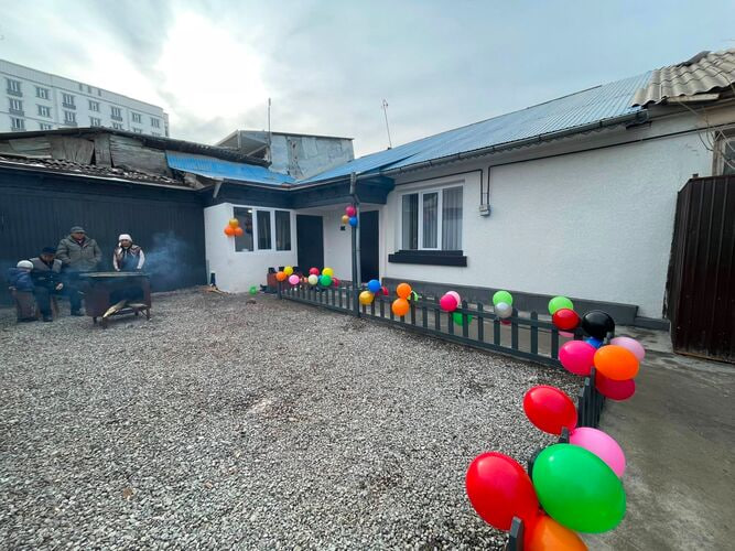 Мэр Оша подарил квартиру матери восьмерых детей