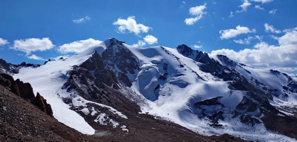 В Казахстане на пике "Локомотив" погибли три альпиниста