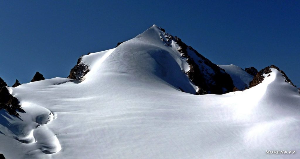 В Казахстане на пике "Локомотив" погибли три альпиниста