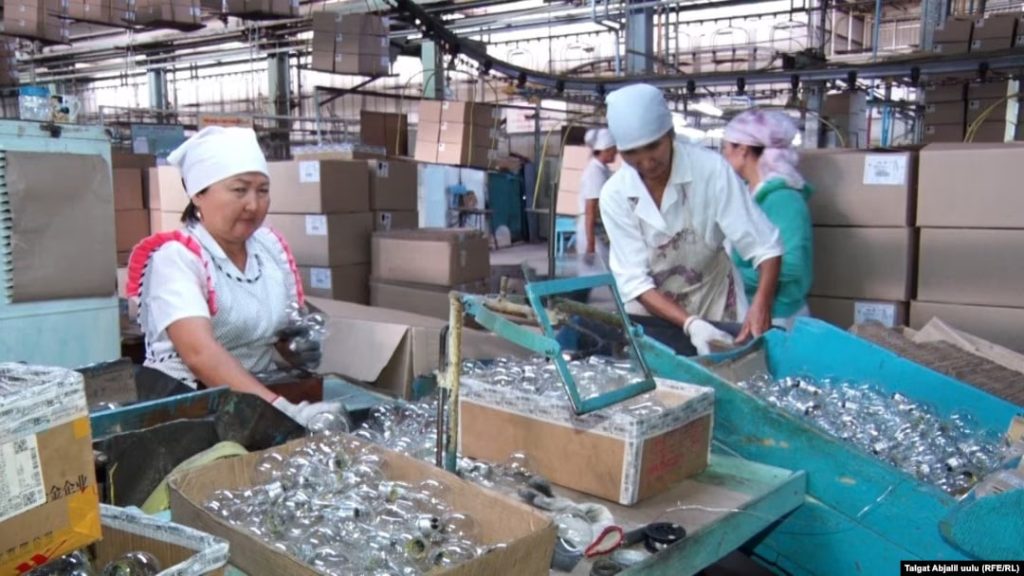 Более 500 работников Майлуу-Суйского лампового завода отправляют в отпуск без зарплаты Работников завода в Майлуу-Суу оставили без денег