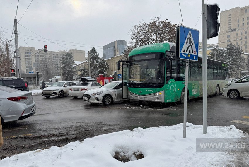 ДТП в Бишкеке: Электробус столкнулся с легковым авто