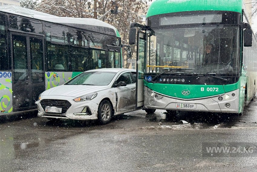 ДТП в Бишкеке: Электробус столкнулся с легковым авто