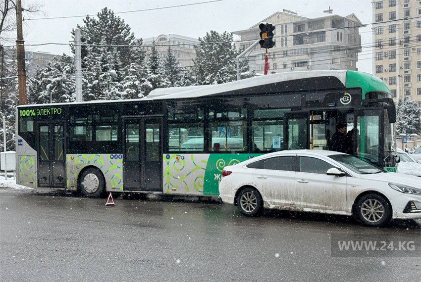 ДТП в Бишкеке: Электробус столкнулся с легковым авто