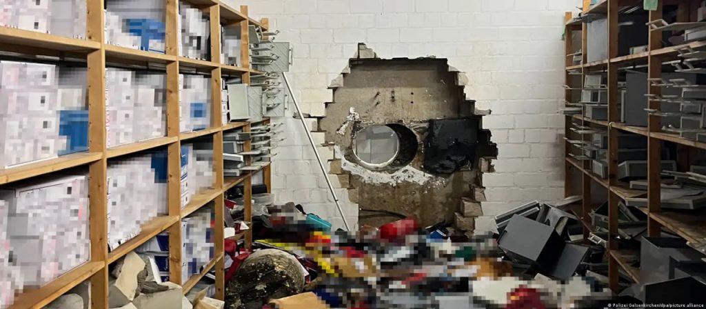 Грабители вскрыли банк в Германии и унесли до 90 млн евро