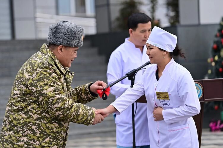 Ташиев передал медикам 34 авто и напомнил о росте зарплат