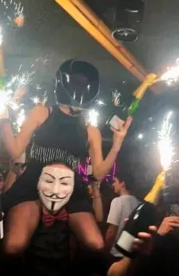 Фотографии за мгновение до пожара в швейцарском баре