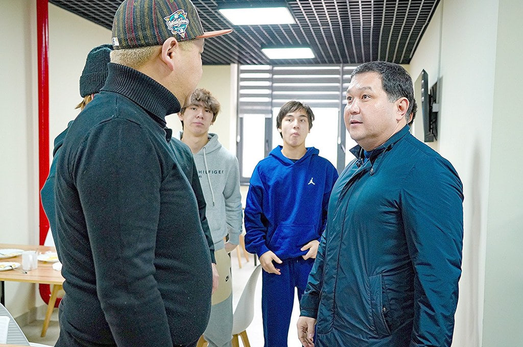 Молдажиев проверил подготовку сборной КР по хоккею