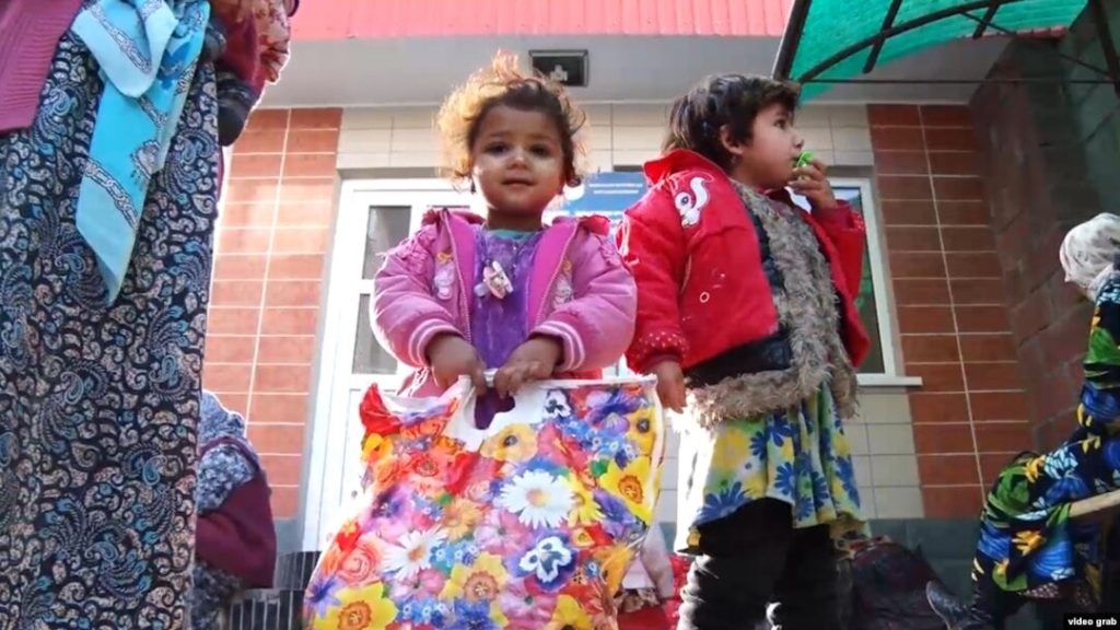 Почему в центре Бишкека дети просят милостыню в переходе?