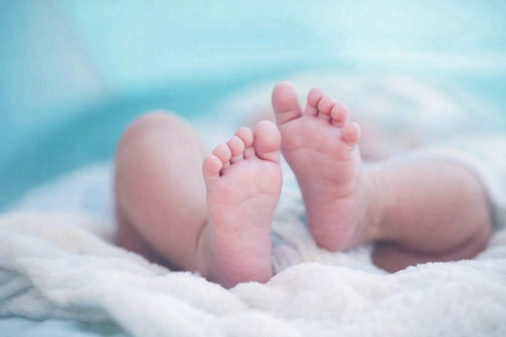 Насечки вместо лечения: в Узгене Ошской области умер полуторамесячный младенец В Узгене умер младенец после "лечения" народных целителей