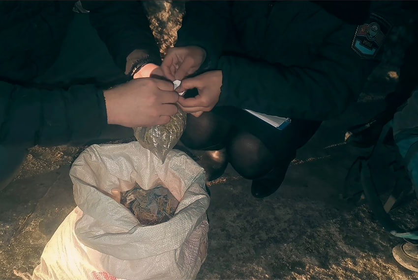 В Бишкеке задержали водителя с 2 кг марихуаны