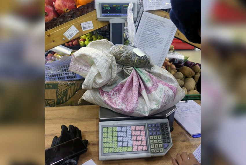 В Бишкеке задержали водителя с 2 кг марихуаны