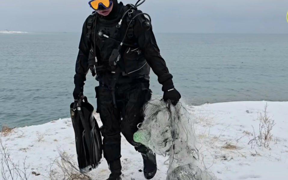 С новой техников МЧС нашли на дне лодку через 30 лет