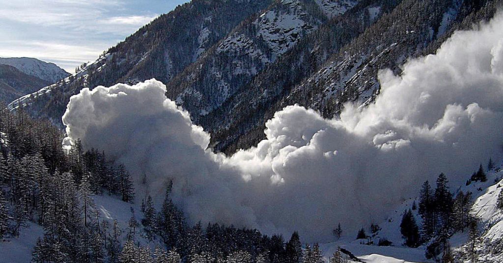 МЧС предупреждает о лавинной опасности на горных дорогах
