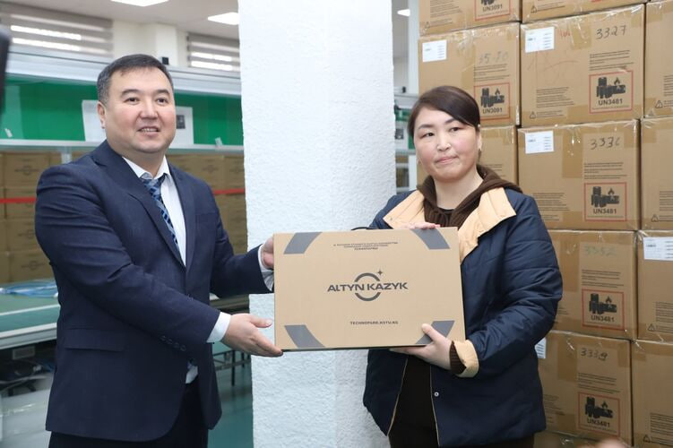 Учителям начальных классов выдали ноутбуки «Алтын Казык»