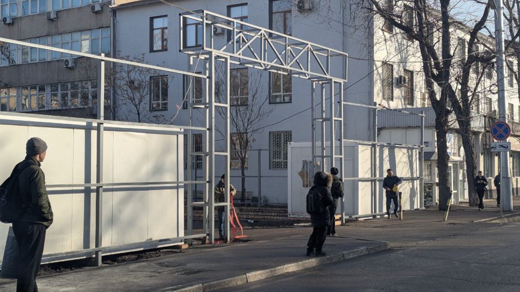 Стройка возле мэрии Бишкека: так ли она нужна?