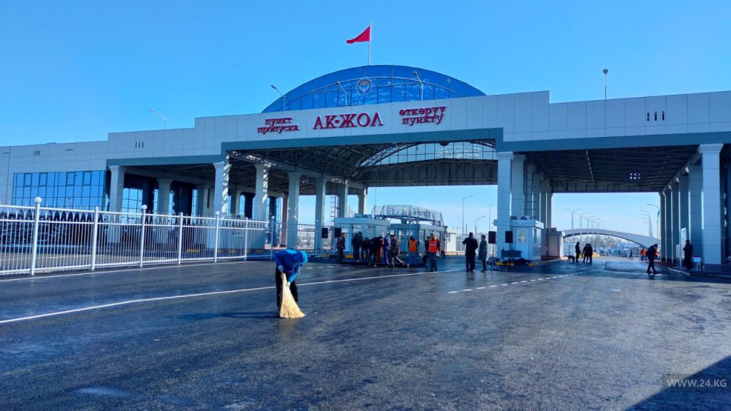 На КПП «Ак-Жол» скопились 300 фур: как кормят водителей