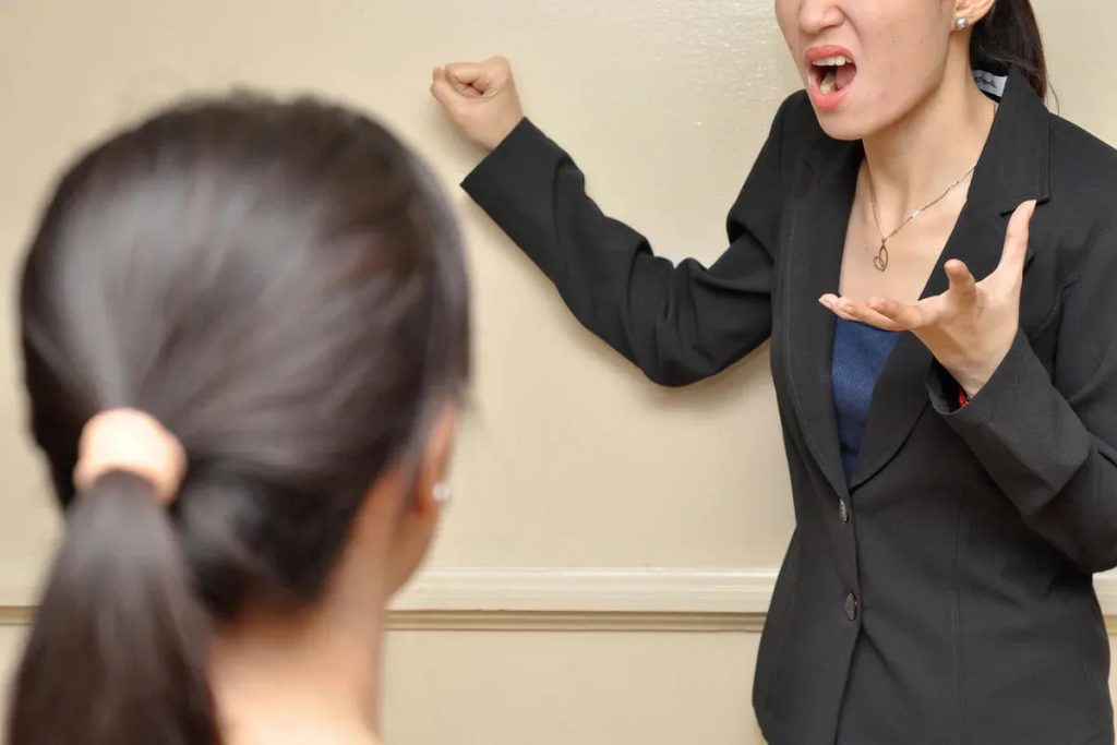 Новые штрафы за неуважение к учителям: сколько и за что