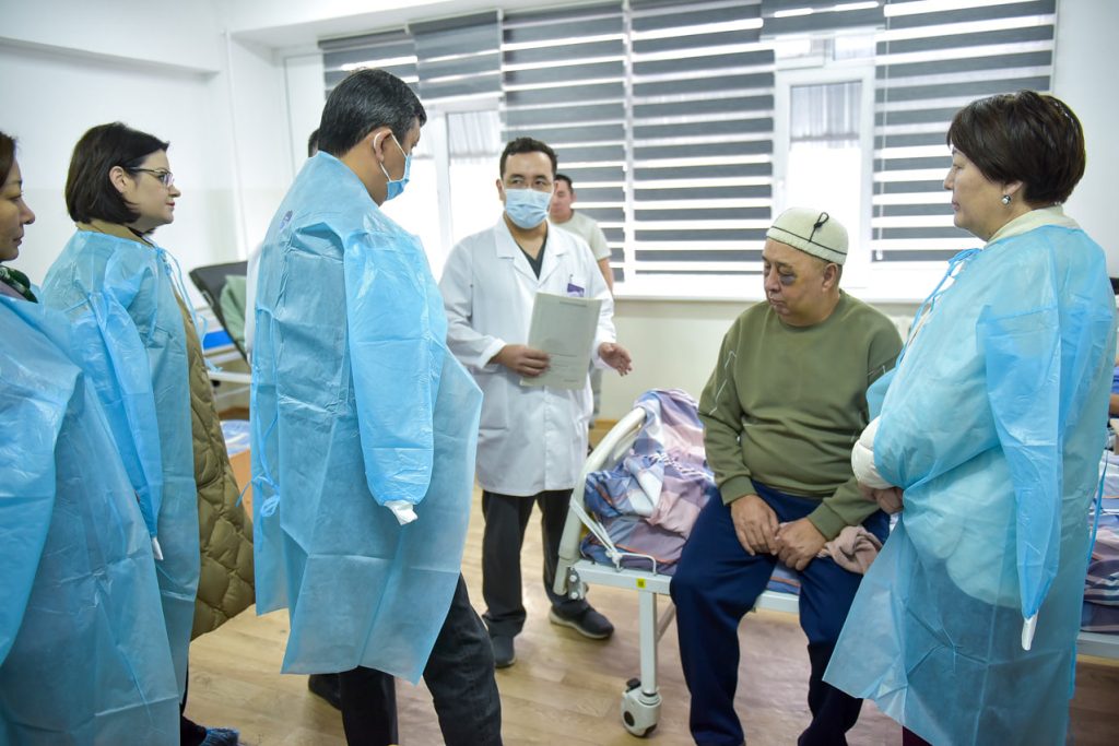 Старшеклассник избил учителя в школе: что известно