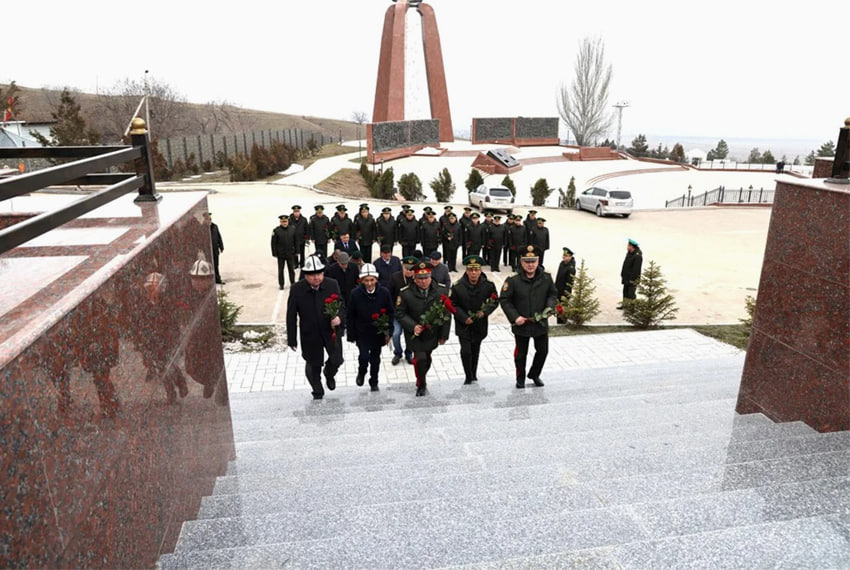 В «Ата-Бейите» почтили память погибших пограничников: венки, молитва и минута молчания Пограничники почтили память погибших в Ата-Бейите: фото