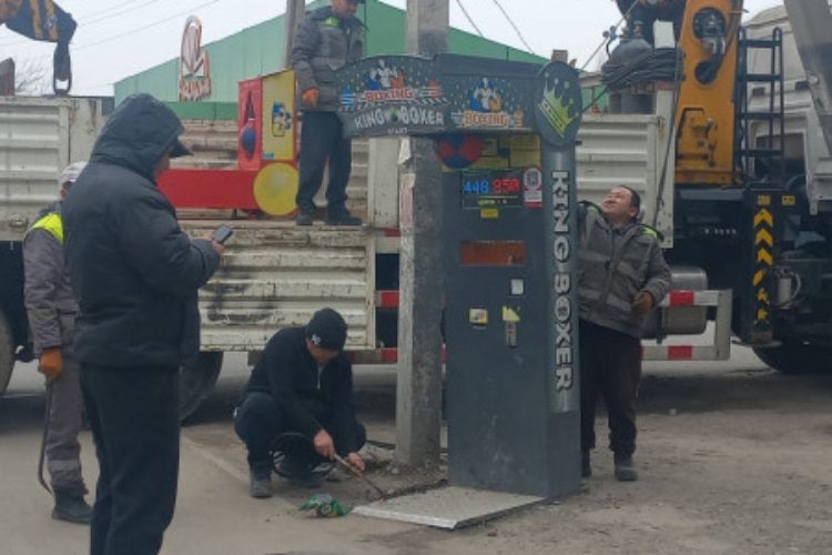 В Бишкеке сносят силомеры: в Ленинском районе уже убрали 17 штук Почему в Бишкеке убирают силомеры: снесли уже 17 штук