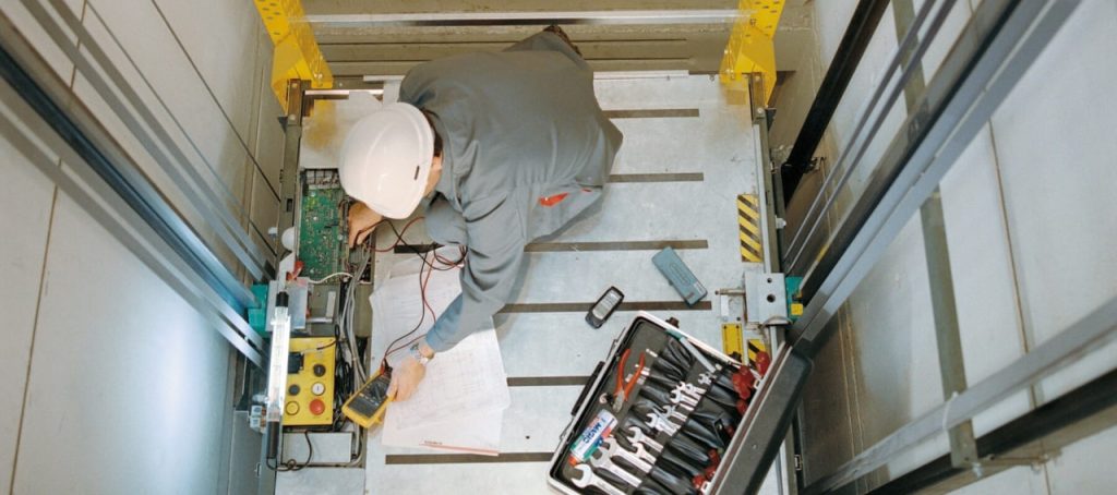 Жителям Бишкека предложили чинить лифт и свет за свой счет