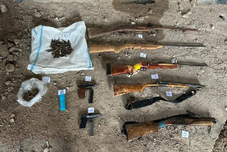 В Таласе нашли тайник с обрезами и гранатой: ГКНБ изъяло оружие и десятки патронов ГКНБ обнаружил схрон оружия в Таласе: что было изъято?