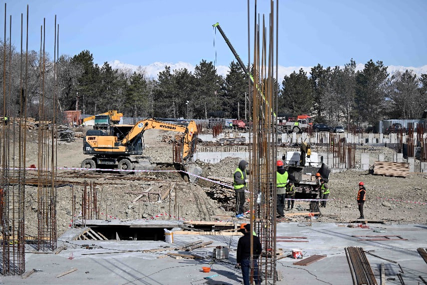 Касымалиев проверил больницы Каракола и стройку корпуса