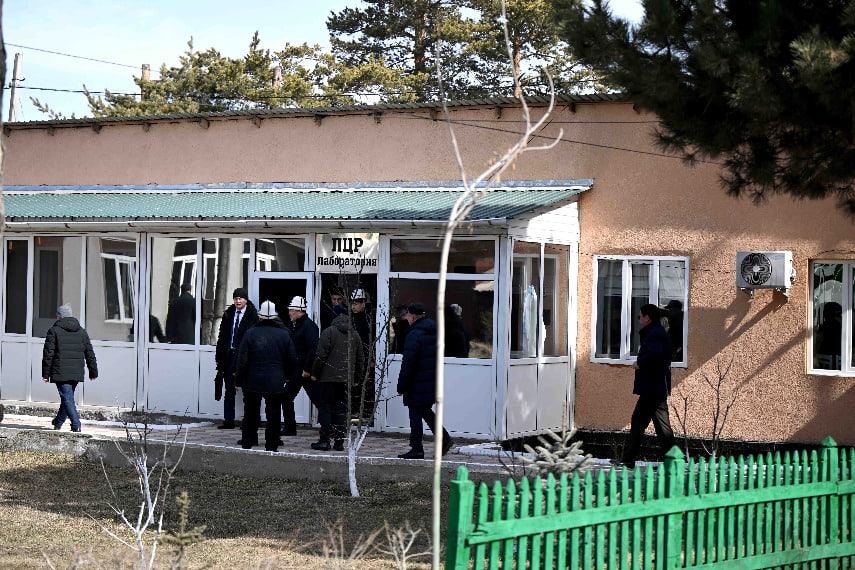 Касымалиев проверил больницы Каракола и стройку корпуса