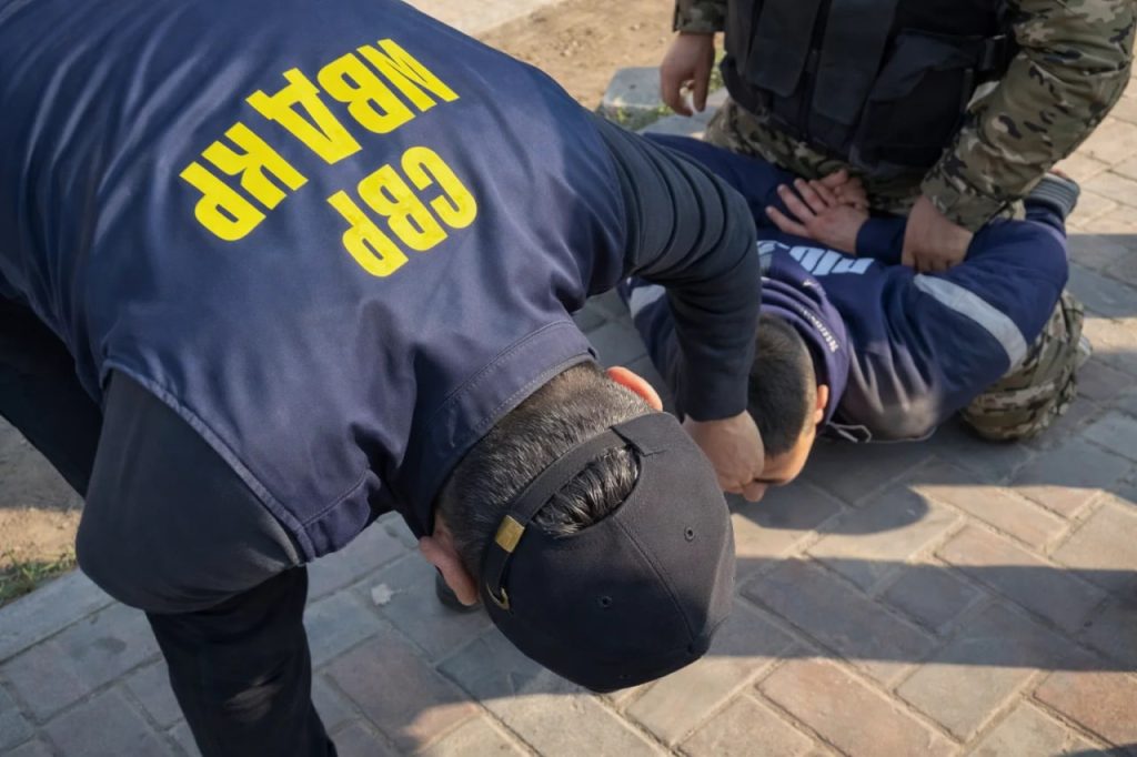 Вымогал деньги под видом милиции: видео задержания в Оше