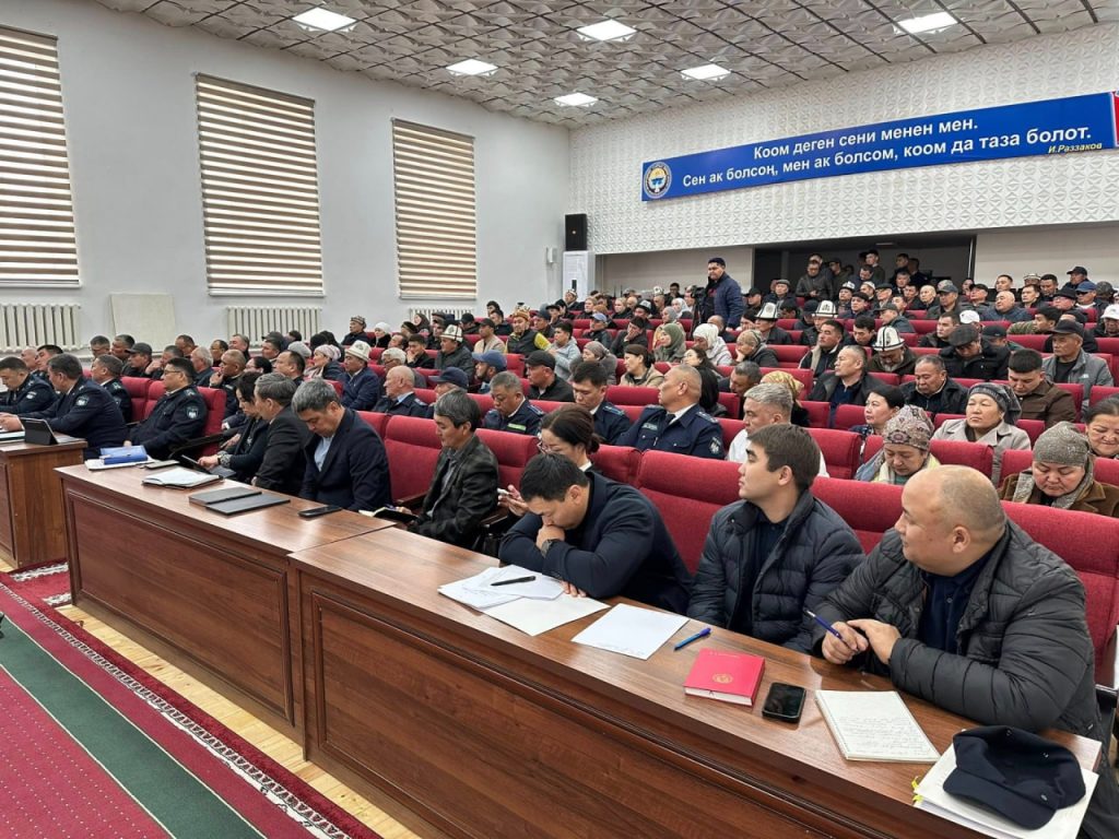 Встреча главы Налоговой службы с бизнесом Баткенской области: какие решения и изменения были обсуждены Глава Налоговой встретился с бизнесменами: что обсуждали