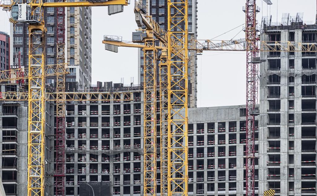 Строители заявили о долгах в десятки миллионов: министр приехал разбираться в Ош Почему мэрия Оша допустила долги перед строителями