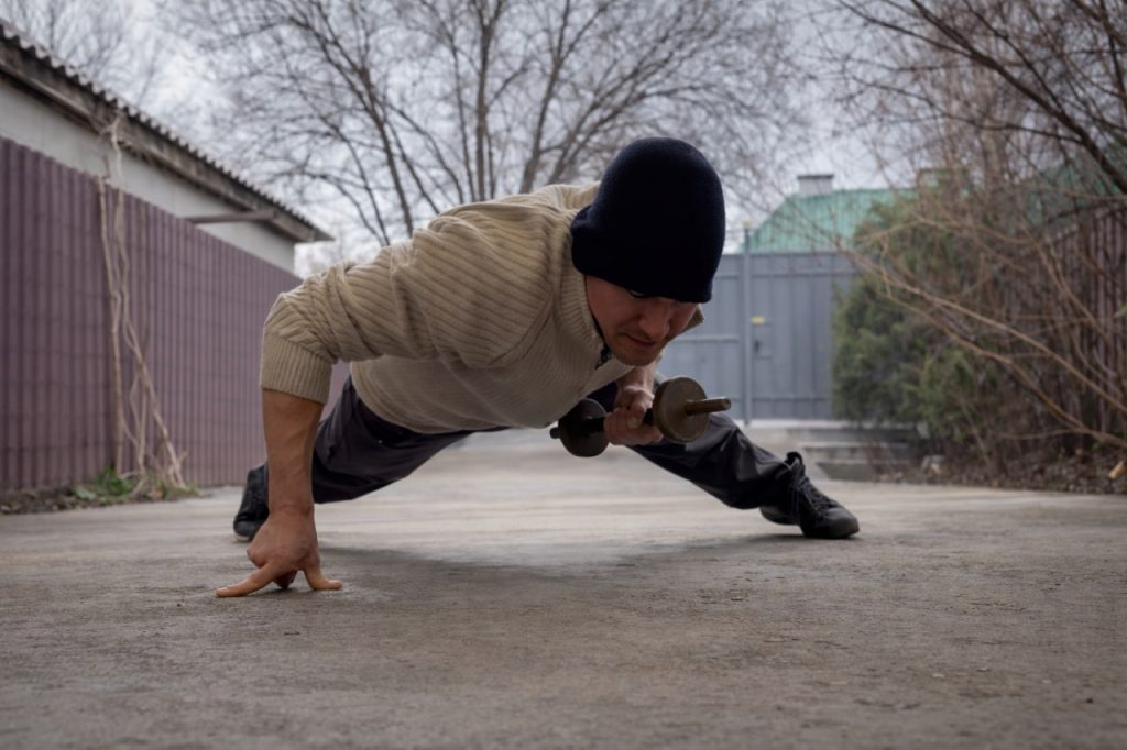 «Кыргызский Брюс Ли»: спортсмен из Бишкека взорвал соцсети экстремальными отжиманиями Спортсмен из Бишкека повторил легендарный трюк Брюса Ли