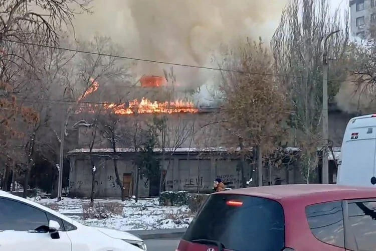 В  Бишкеке загорелось кафе на рынек «Джунхай»: что известно