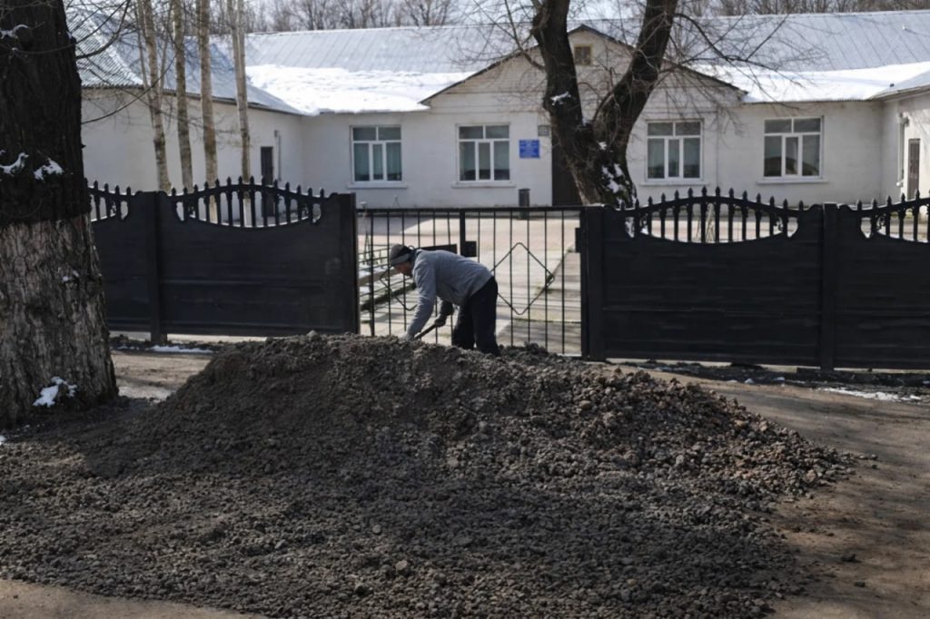 Жители села Мирного сами отремонтировали себе дороги