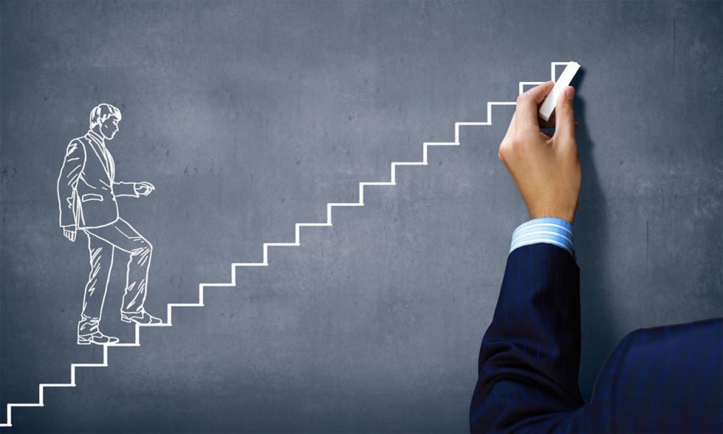 Рук не хватает, но без опыта не берут: новые стажировки в КР